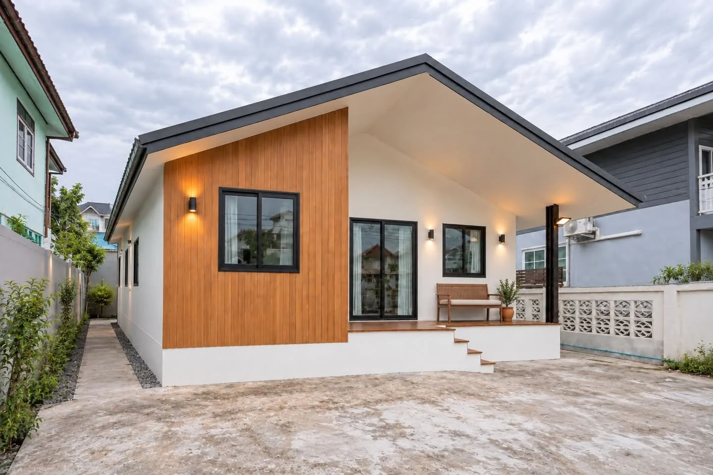 บ้านชั้นเดียวหลังคาจั่ว โทนขาว–ไม้ ภาพที่ 2